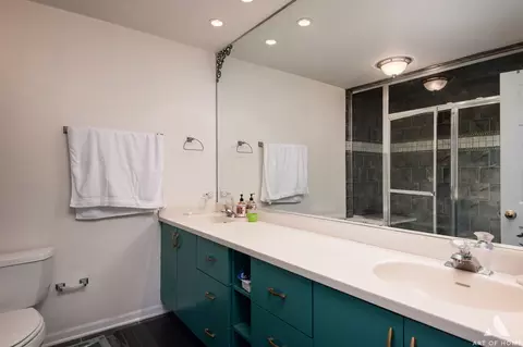 Bath - 620 Daisy Ln, Roselle, IL 60172 photo 1 of 4