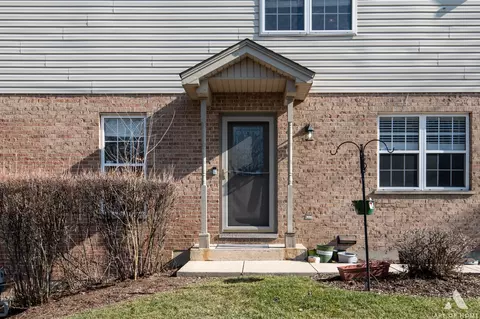 Exterior - 620 Daisy Ln, Roselle, IL 60172 photo 5 of 8