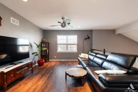 Living - 620 Daisy Ln, Roselle, IL 60172 photo 5 of 6