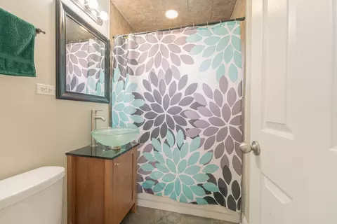 Bath - 7738 W 81st St, Bridgeview, IL 60455 photo 3 of 4