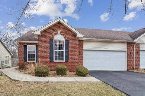 17021 Mendota Dr, Lockport, IL 60441