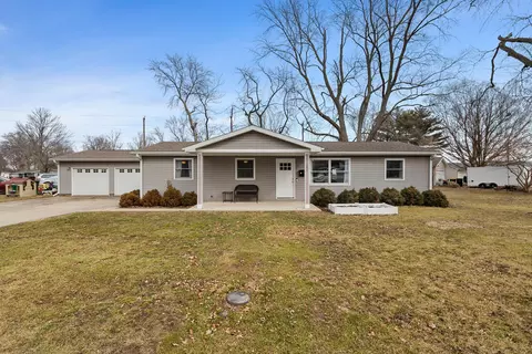 101 Hancock Dr, Villa Grove, IL 61956