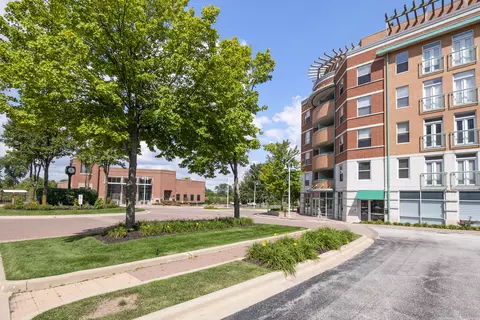 400 Village Cir #503, Willow Springs, IL 60480