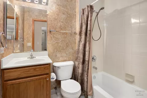 Bath - 725 N 5th Ave #302, Addison, IL 60101 photo 2 of 2