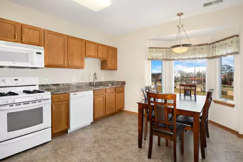 Kitchen - 725 N 5th Ave #302, Addison, IL 60101 photo 3 of 3