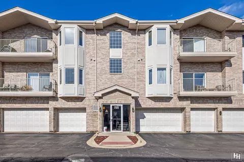 725 N 5th Ave #302, Addison, IL 60101