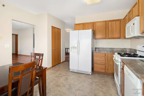 Kitchen - 725 N 5th Ave #302, Addison, IL 60101 photo 2 of 3