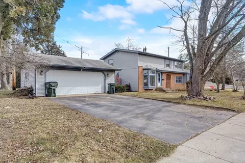 414 Woodlawn Dr, Mundelein, IL 60060