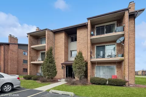 9900 Treetop Dr #2W, Orland Park, IL 60462