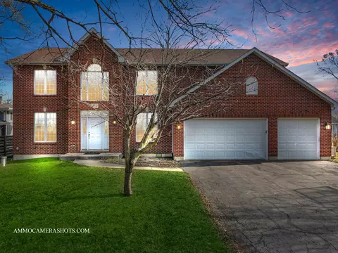 1 N141 Fanchon St, Carol Stream, IL 60188