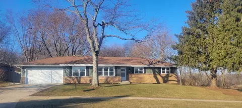 3896 Applewood Ln, Rockford, IL 61114