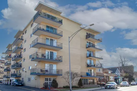 320 Circle Ave #211, Forest Park, IL 60130