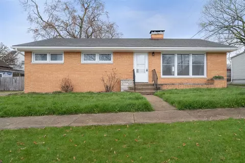 105 W Main St, Heyworth, IL 61745