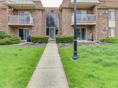 2407 N Kennicott Dr #2A, Arlington Heights, IL 60004