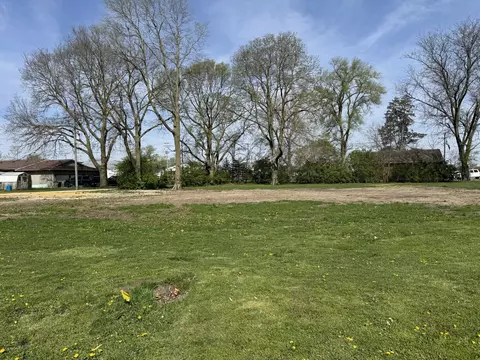 107 4th St, Lyndon, IL 61261
