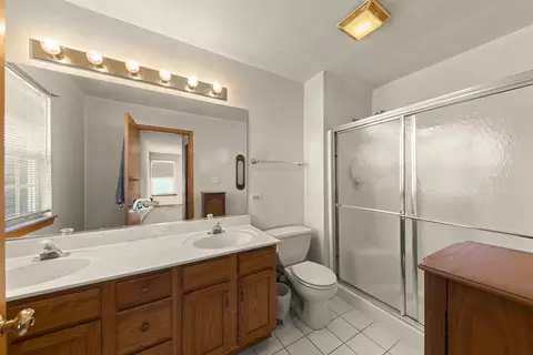 Bath - 25531 Cinnamon Ct, Plainfield, IL 60585 photo 2 of 4
