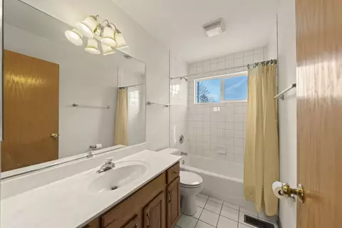 Bath - 25531 Cinnamon Ct, Plainfield, IL 60585 photo 3 of 4