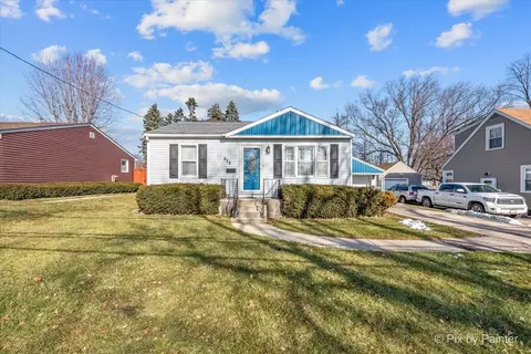 828 Adams St, Elgin, IL 60123