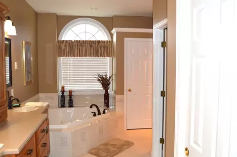 Bath - 2103 Jessamine Rd, Bloomington, IL 61704 photo 1 of 5