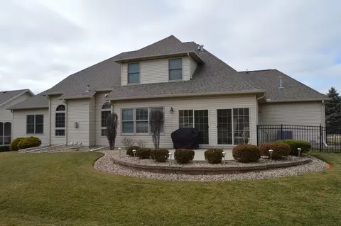 Exterior - 2103 Jessamine Rd, Bloomington, IL 61704 photo 6 of 11