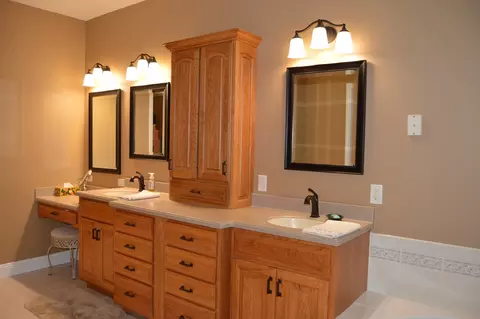 Bath - 2103 Jessamine Rd, Bloomington, IL 61704 photo 2 of 5