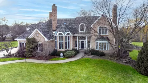 122 Covington Ct, Oak Brook, IL 60523