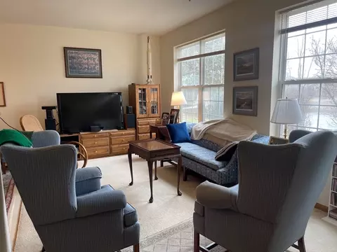Living - 715 Morris Ct #715, Lakemoor, IL 60051 photo 2 of 5