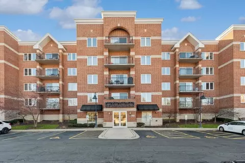 3401 N Carriageway Dr #401, Arlington Heights, IL 60004