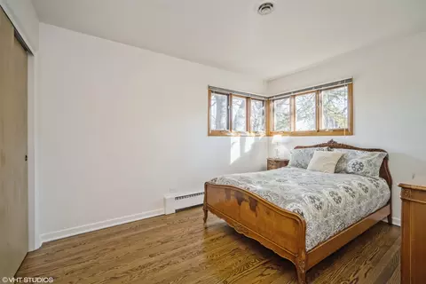 Bedroom - 2232 Silverpine Dr, Glenview, IL 60025 photo 3 of 3
