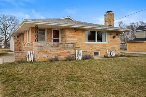 112 W Division St, Fisher, IL 61843