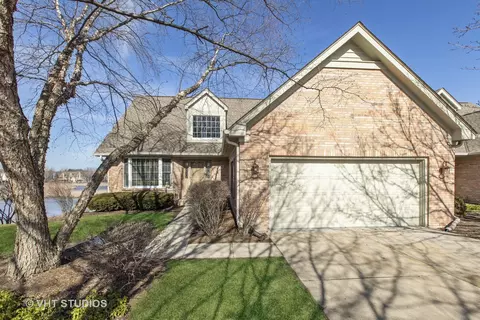 900 Wedgewood Dr, Crystal Lake, IL 60014