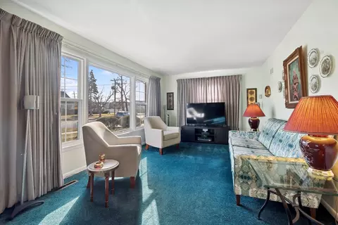Living - 30 N 7th Ave, Des Plaines, IL 60016 photo 1 of 4