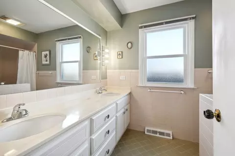 Bath - 30 N 7th Ave, Des Plaines, IL 60016 photo 1 of 3