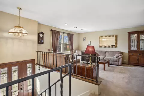1470 Nottingham Ln, Hoffman Estates, IL 60169 photo 2