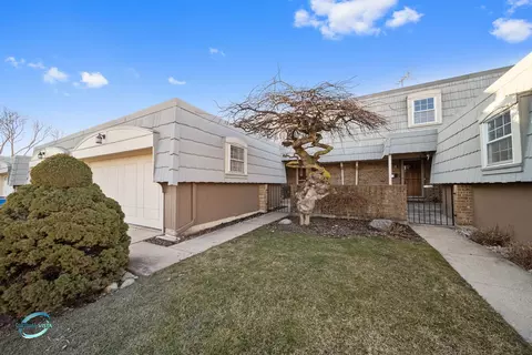 670 Versailles Cir #D, Elk Grove Village, IL 60007