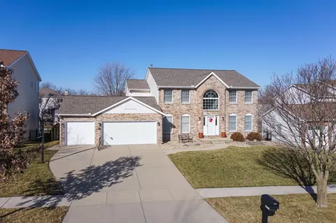 2814 Huntington Rd, Bloomington, IL 61704