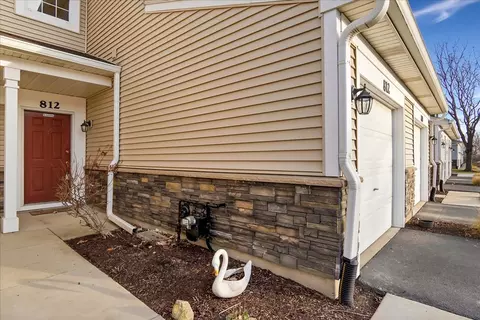 812 Genesee Dr, Naperville, IL 60563 photo 2