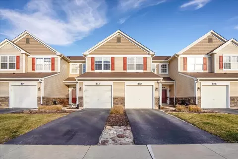 812 Genesee Dr, Naperville, IL 60563