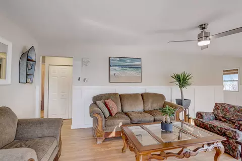 Living - 5218 N Leeside St, Mchenry, IL 60050 photo 2 of 6