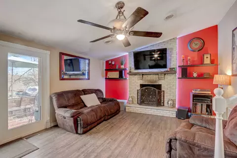 Living - 5218 N Leeside St, Mchenry, IL 60050 photo 3 of 6