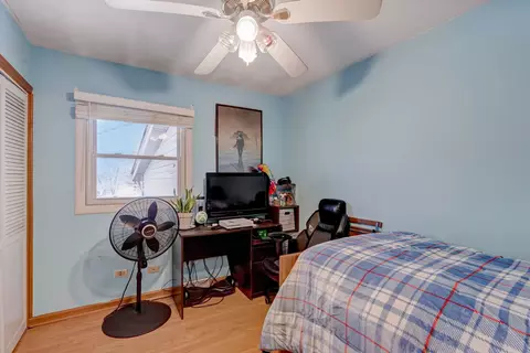 Bedroom - 5218 N Leeside St, Mchenry, IL 60050 photo 4 of 4