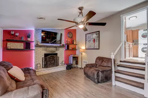 Living - 5218 N Leeside St, Mchenry, IL 60050 photo 4 of 6