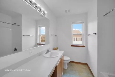 Bath - 2294 Georgetown Cir #2294, Aurora, IL 60503 photo 3 of 3