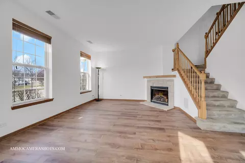 Living - 2294 Georgetown Cir #2294, Aurora, IL 60503 photo 2 of 3