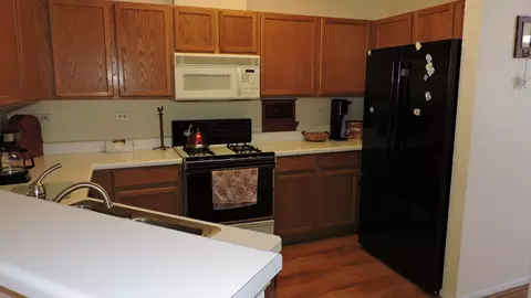 Kitchen - 166 Heritage Ln #166, Streamwood, IL 60107 photo 1 of 2