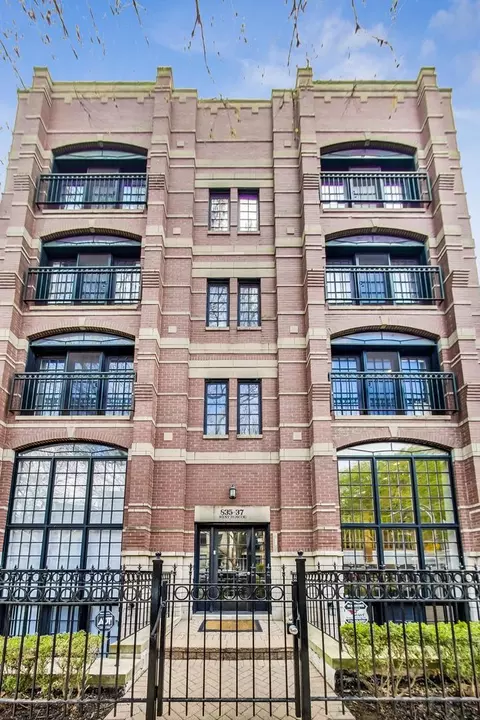 837 W Roscoe St #1W, Chicago, IL 60657