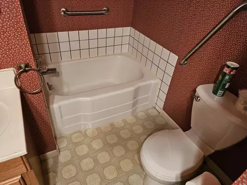 Bath - 615 E Chapin St, Morris, IL 60450 photo 2 of 4