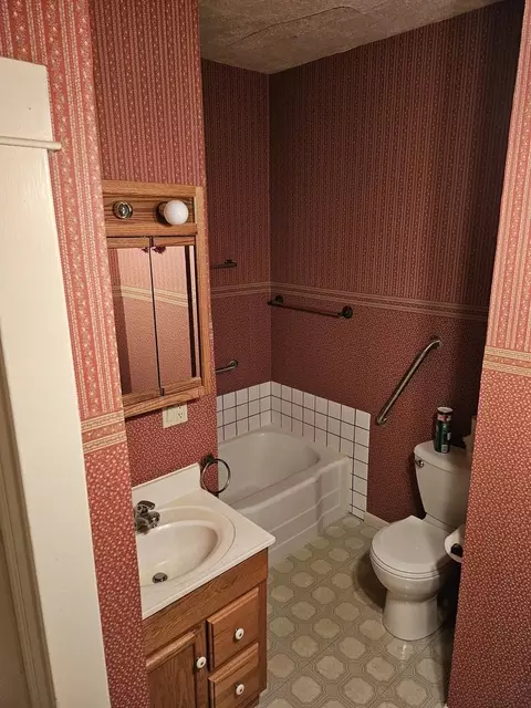 Bath - 615 E Chapin St, Morris, IL 60450 photo 1 of 4