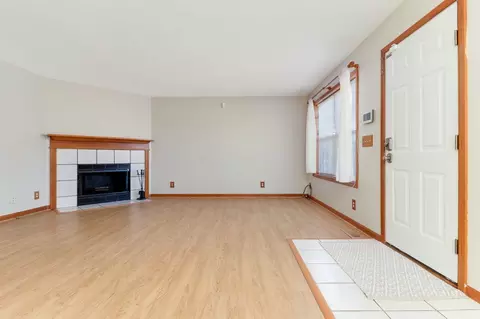 Living - 307 E Lincoln St, Bloomington, IL 61701 photo 1 of 3