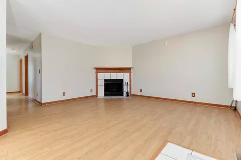 Living - 307 E Lincoln St, Bloomington, IL 61701 photo 2 of 3